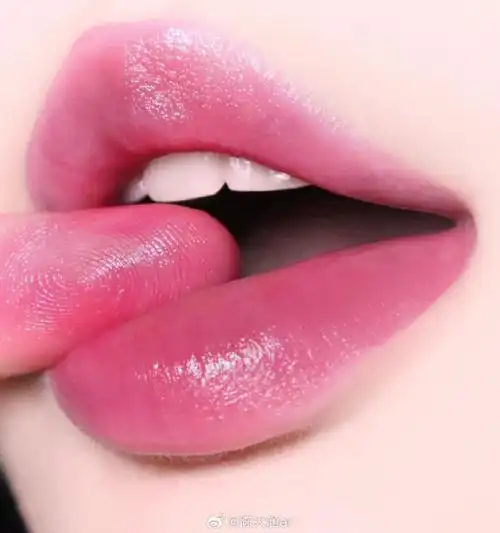 香奈儿口红膏    高级奢华又美丽!三个颜色都很好看!不同场合的适配!