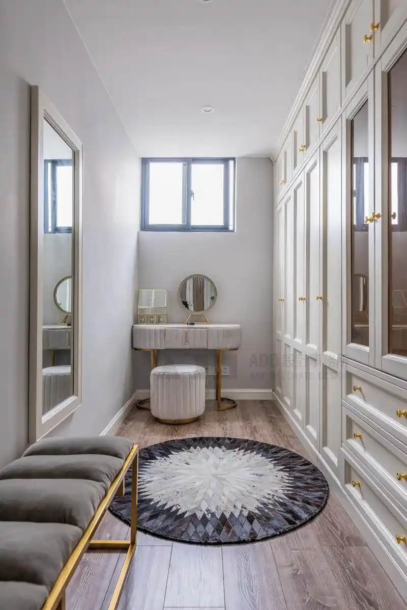 大户型美式轻奢风衣帽间装修效果图