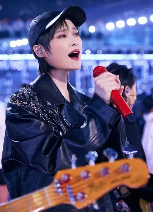 李宇春和你一样全场温暖合唱##李宇春和你一样大合唱太好哭了