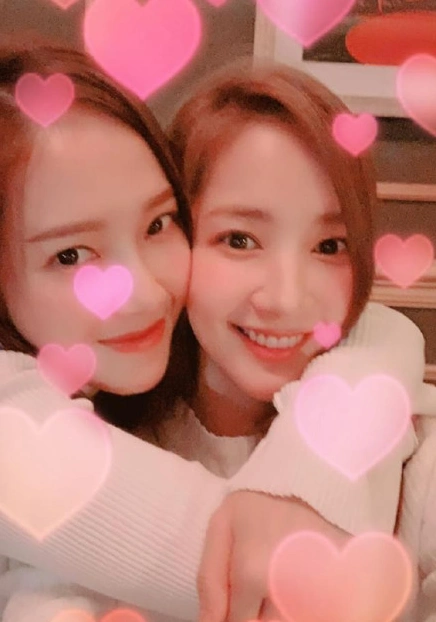 郑秀妍朴敏英同游西班牙十年过去两位越来越有夫妻相