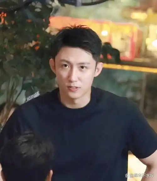 黄景瑜头像遭前妻曝光和迪丽热巴牵连甚广两人被曝疑已领证