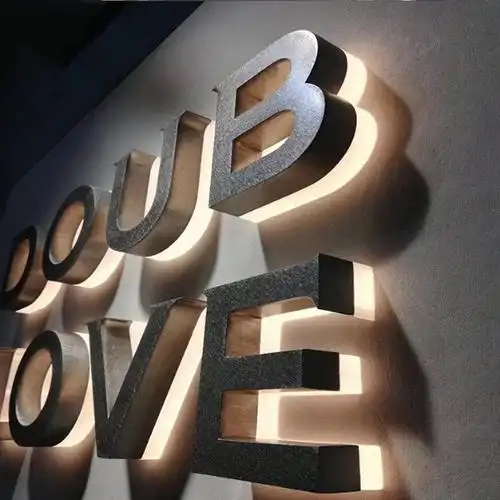 经过专注机器切割成字体,…【详情】菲娱注册产品中心平面发光字金属