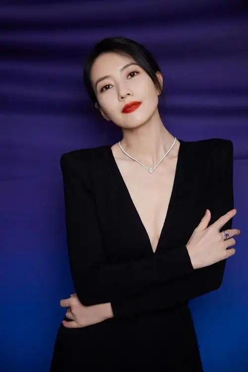 高圆圆出席尚美chaumet巴黎tiaradream展览开幕活动