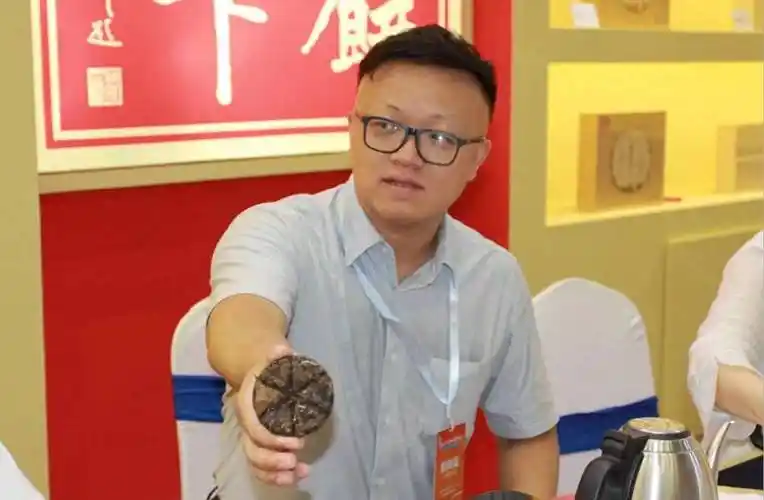 福鼎市副市长李闻笛和河南众多茶友出席开幕式