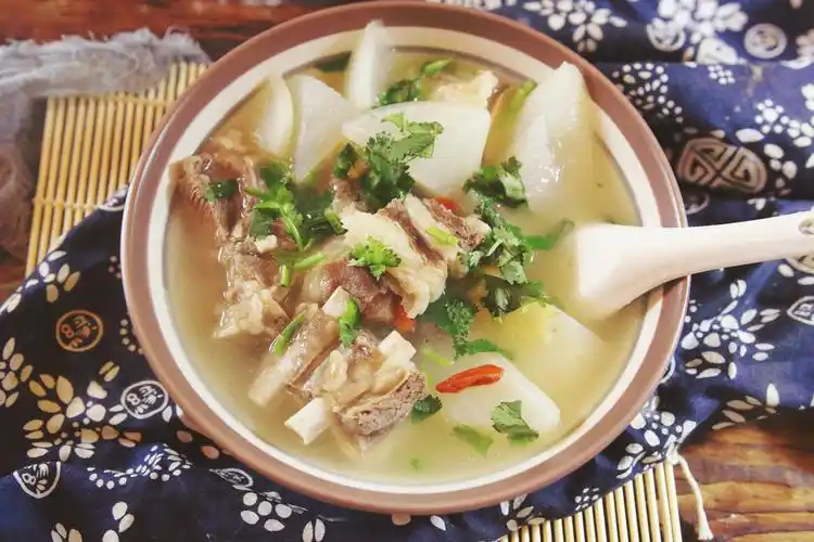 立冬了降温了,快把这碗羊肉汤煲给身边的爱人,驱寒又滋补