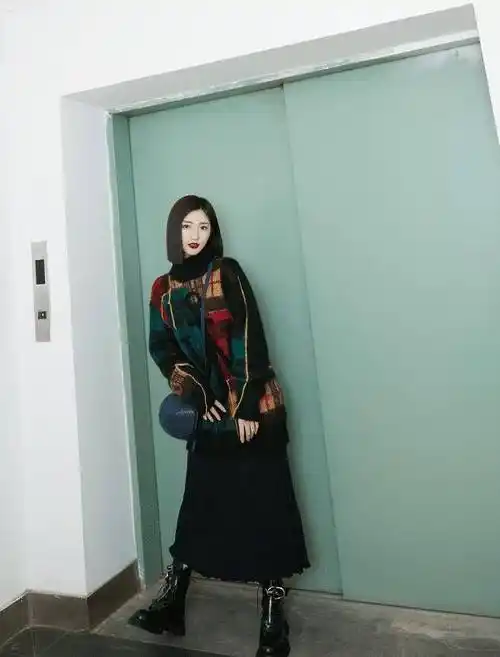 有种"保守"叫毛晓彤嫌裙子短,就故意加层时尚,没想到意外秀出奶棒腿