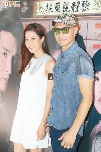 钟嘉欣扬言开泳池派对 陈展鹏奉陪穿泳裤出席