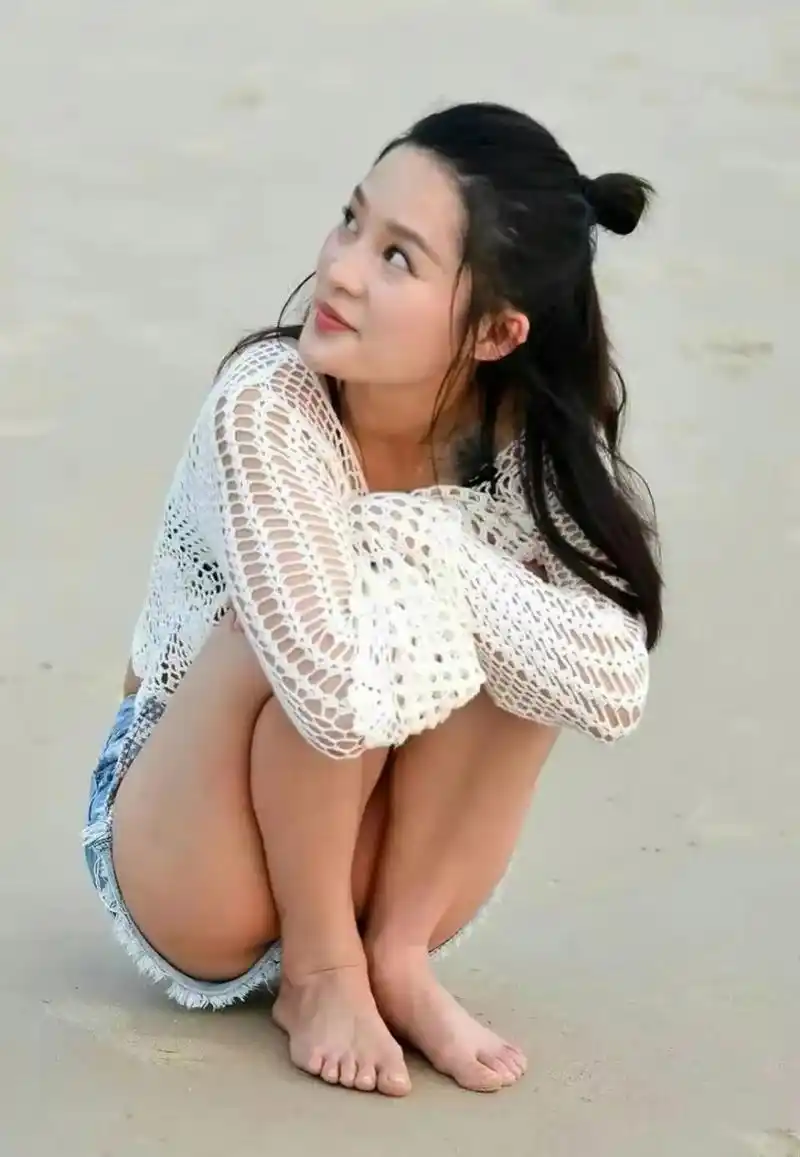 李沁性感渔网,沙滩热裤,太撩人了 李沁走在海边,穿楼控衬衫配牛仔短裤