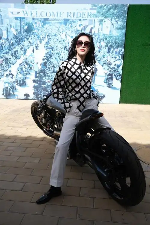 简介:张俪潮酷机车写真图片,分享一组张俪图片给大家,图中的明星图片