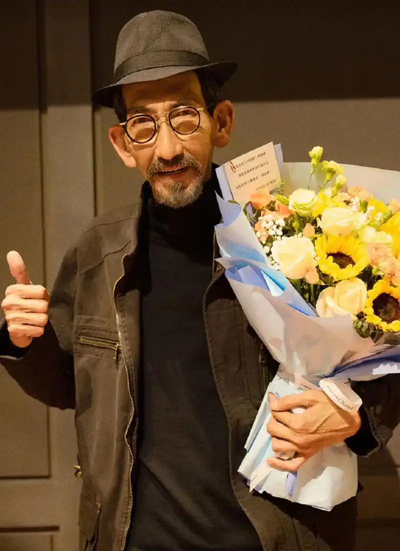 车保罗和杨紫合作的电影《要久久爱》杀青,车保罗晒照.