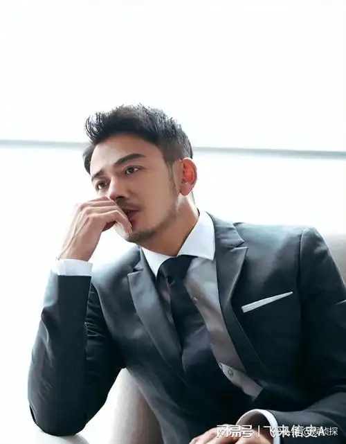 杨烁饰演的"小包总"就在其中,戏外的他靠着痞帅成熟的外形,吸引了众多