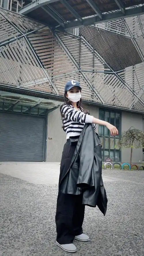 来看看中韩不同女明星穿同款chanel resort 2021条纹针织开衫,杨幂和