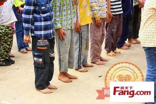 打着赤脚的孩子