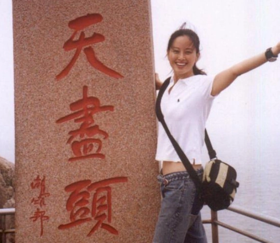 余小雪就想谋求更多的发展机会,于是她成为了一名演员