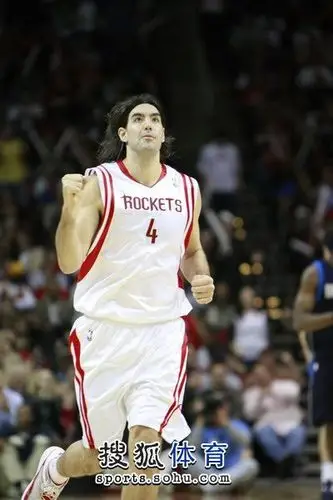 图文:[nba]火箭vs小牛 斯科拉给自己鼓劲