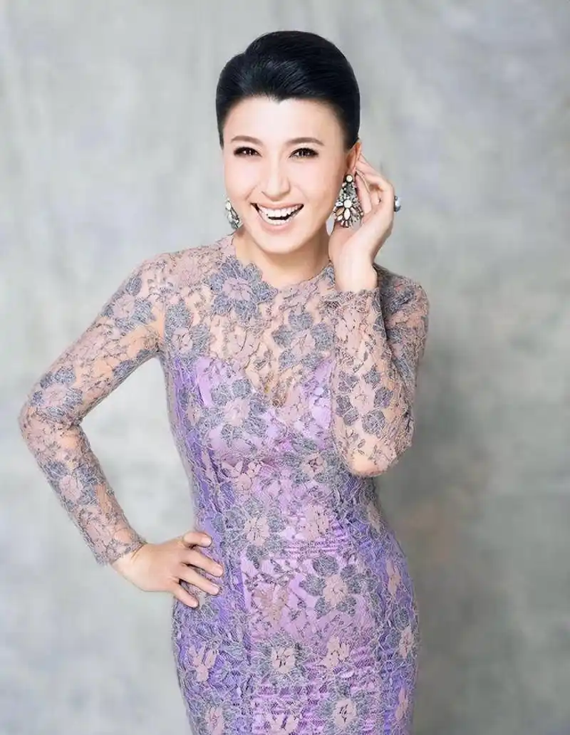 知名演员闫学晶:45岁意外怀孕,继女和儿子的一番话让她老泪纵横