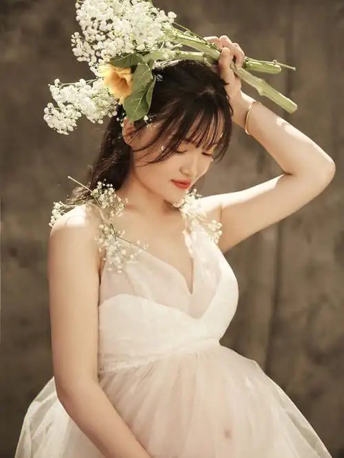 没错,你看到的就是我八个多月的孕妇照,拍第一套衣服的时候,摄影师说