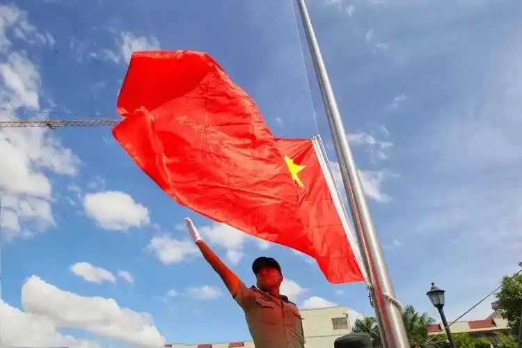 今天,我们向国旗敬礼_铅山云