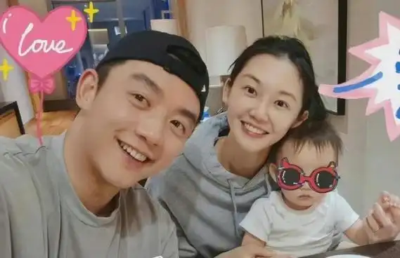 曝苗苗三胎剖腹产女超大孕肚曝光郑恺已前往泰国录跑男引热议