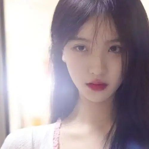 "温柔驱遣强者 浪漫行凶爱意" 女生真人头像 〈侵权删〉