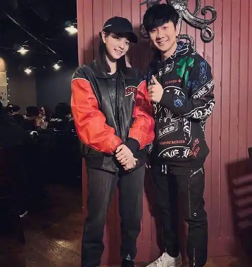 林俊杰,欧阳娜娜十年前后合照对比,颜值,身高差变化让网友惊奇_和林