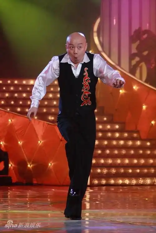 图文:舞林第12场--计一彪太空步