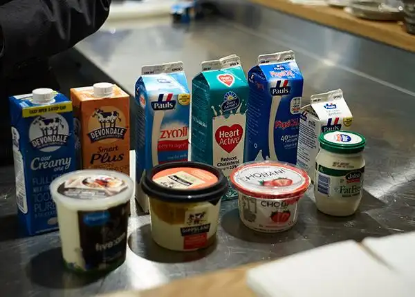 澳大利亚奶农每年生产超过96亿升牛奶,用以生产液态奶,乳制品,及干酪