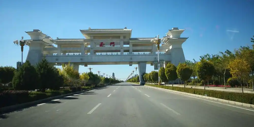 第二天从哈密宾馆出发,目标是甘肃玉门,去看看一座早期的挖石油的空城