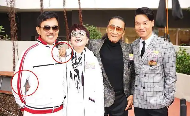 谢贤被前妻狄波拉亲密献吻,而她的现任老公站一边,网友:大气!_江耀城