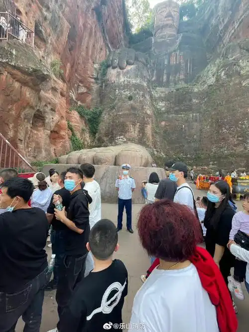 在乐山三江交汇处,游客可以通过栈道下至佛脚,由下而上观赏大佛全身