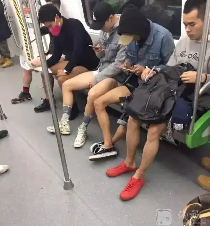 杭州地铁上10个男生当众脱裤子 大伯大妈一脸懵