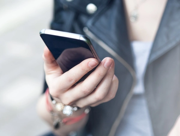 4种拿手机的姿势,看出你的性格!网友直呼:好准!