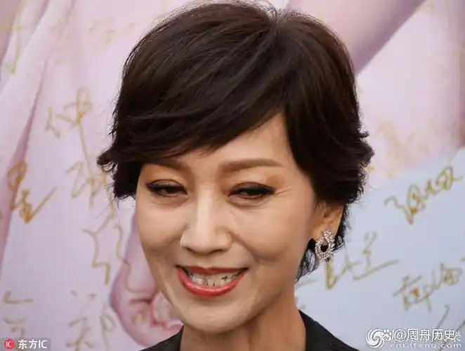 "不老女神"都是假的!离开化妆和精修,中年女艺人真容一言难尽