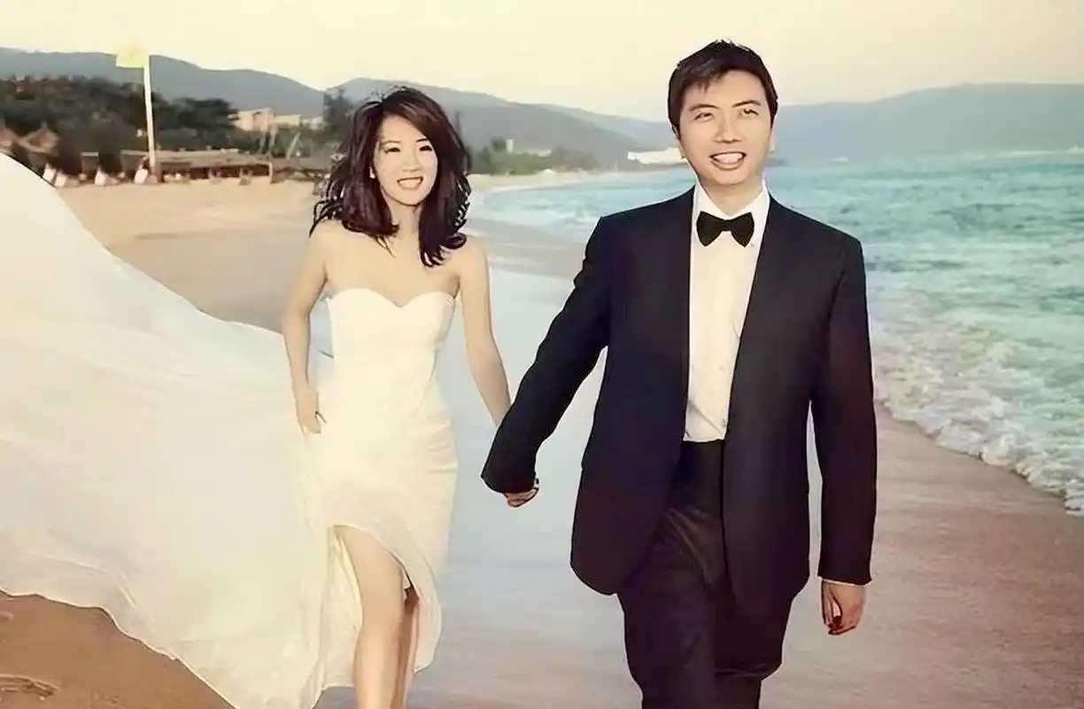 郭太李念怀老三炫富,外套7万多,戴了三个戒指,耳环和项链都很值钱!