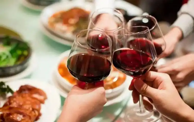 女人喝红酒的正确喝法