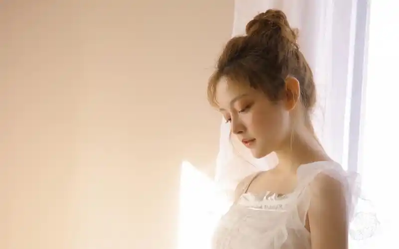 温柔白嫩小美女图片壁纸(2/9)