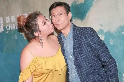 因为如今的郑欣宜不仅和父亲郑少秋的关系愈加亲密,也和父亲再婚后的