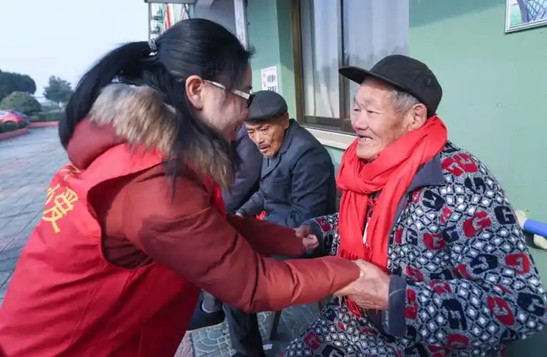 爱心志愿者关爱乡村孤寡老人