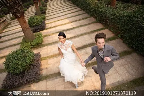 正奔向幸福的情侣婚纱摄影高清原片