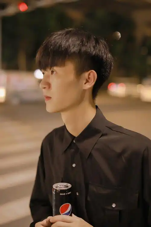 一组男生夜景人像