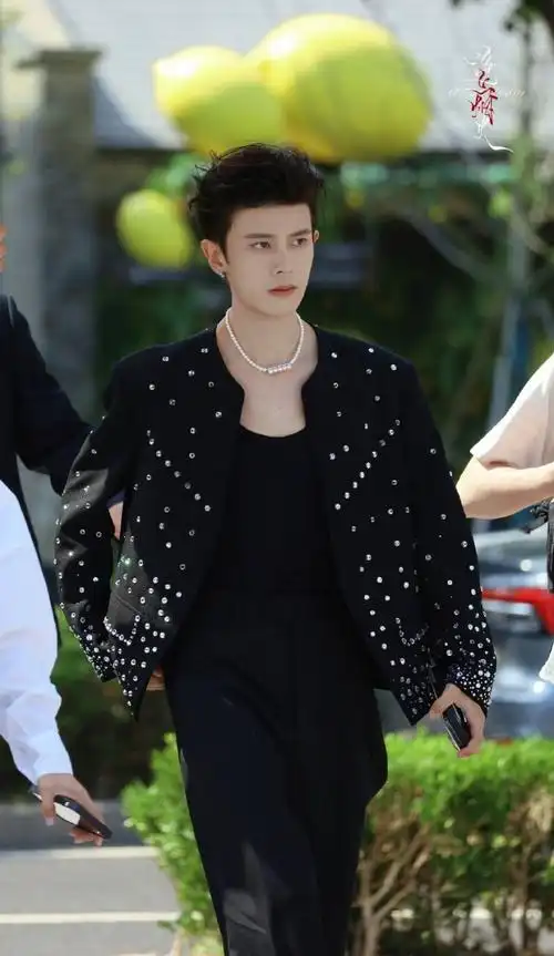 任嘉伦##任嘉伦黑色刺绣西装