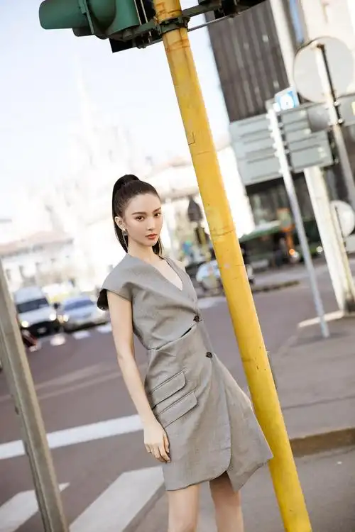 金晨惬意亮相米兰时装周秀场"变装"玩转西装型格