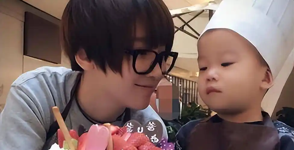 吴京谢楠特种兵式带娃,五天游四地,俩人累得坐地上相互依偎休息_旅行