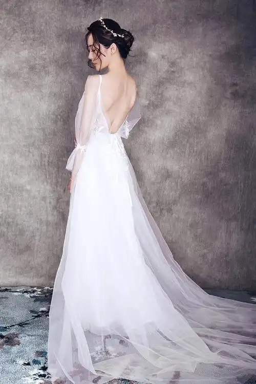 气质美女性感露背婚纱写真高清图片