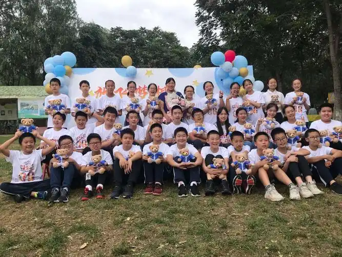 北京小学(2014—2020)六年级毕业典礼 六年级八班全体同学合影留念