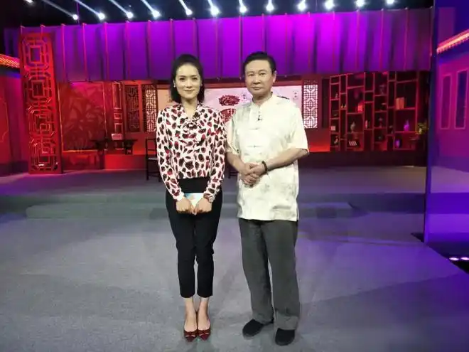 央视主播董丽萍近照曝光她是高颜值学霸如今41岁了依然单身