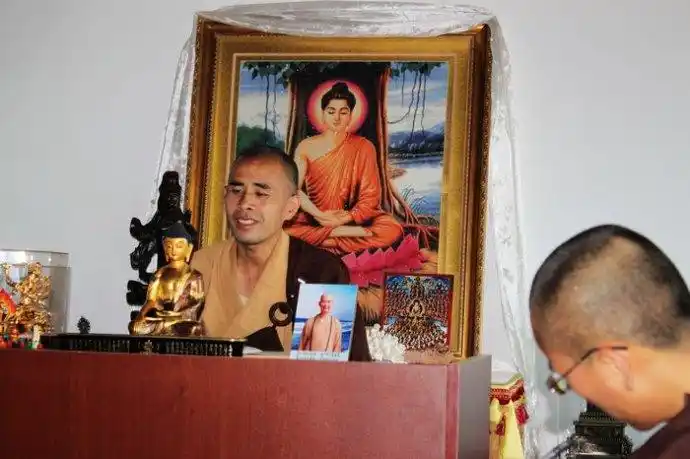 上午,贤立法师带比丘一班学习《广论》.