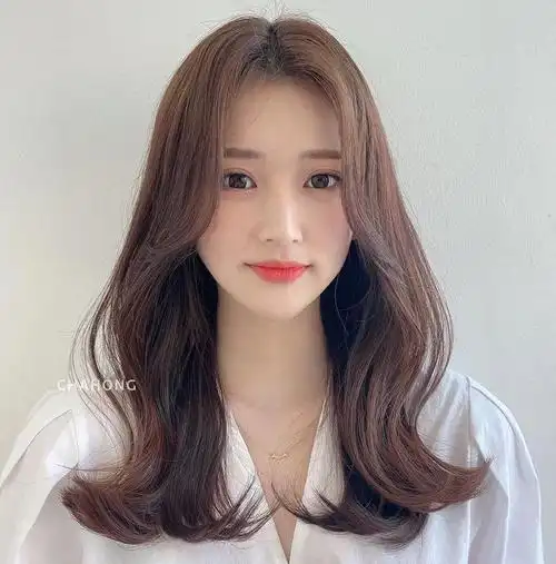中分长发是近年来非常流行的发型之一,它适合各种脸型和发质,并能够