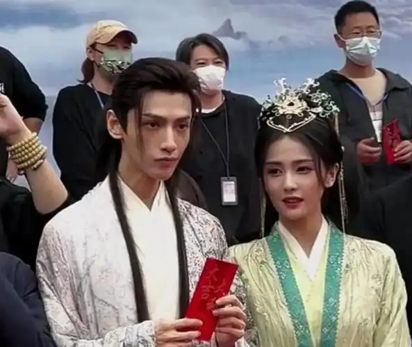 男明星也争相加入到比瘦行列当中,好比一向被誉为"建模脸"的罗云熙,曾