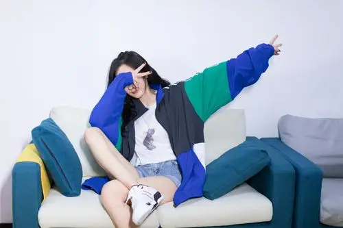 原创杨幂终于更新自拍照,一身灰色运动装超a,斜挎包包像高中生